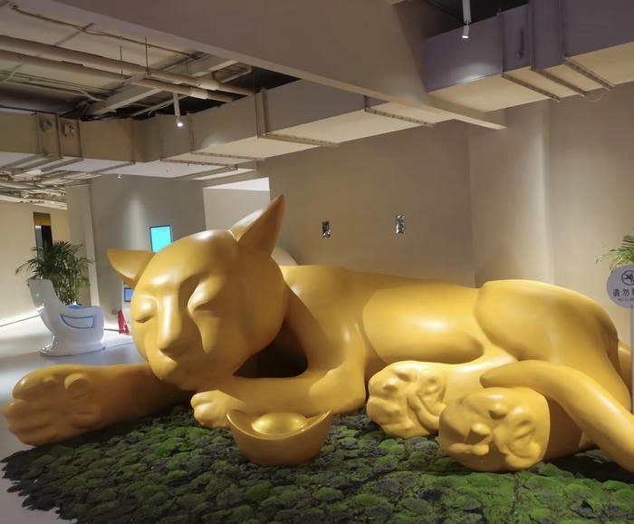 vẻ sang trọng của linh vật vàng