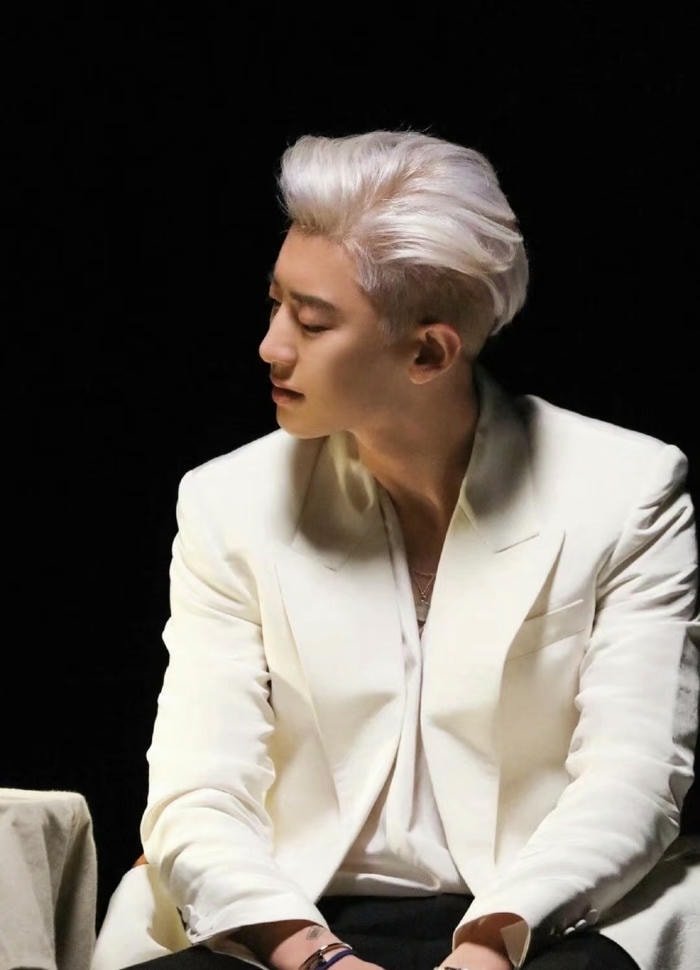 vibe lạnh lùng avatar nam tóc trắng